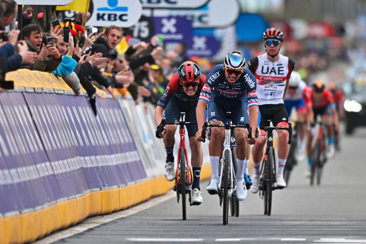 Radsport / Flandern-Rundfahrt: Van der Poel gewinnt Gigantenduell - Pogacar wütend