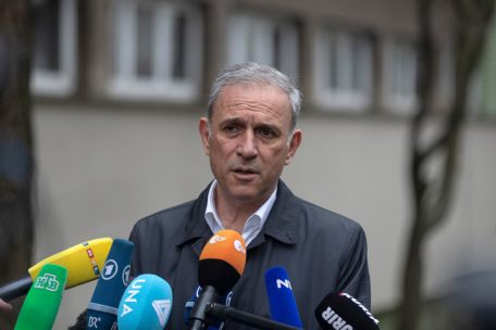 Zdravko Ponos, der Pr&auml;sidentschaftskandidat der Oppositionspartei Freiheit und Gerechtigkeit, spricht nach seiner Stimmabgabe bei einer Pressekonferenz