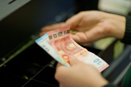 Dommeldingen / Mutmaßlicher Kassendieb leistet bei Festnahme Widerstand und verletzt zwei Polizisten