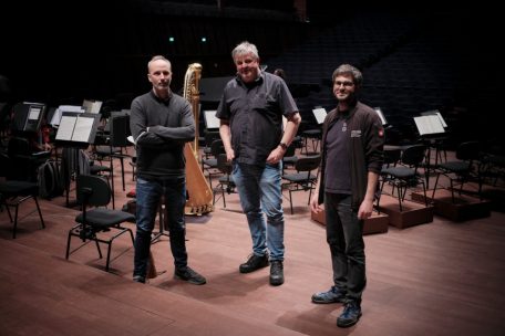 Alain spannt den Bogen / Stage Managers Orchestra im Interview: „Es ist die Leidenschaft für diesen Job, die uns vereint“