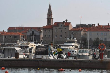 Die Hafenpromenade von Budva in Montenegro