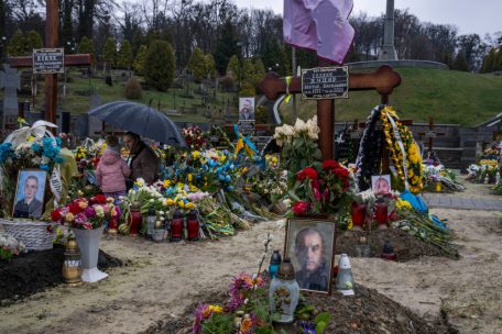 05.04.2022, Ukraine, Lwiw: Tetiana Rurak, 25-j&auml;hrige Witwe von Oleksandra Rurak, besucht mit ihrer eineinhalbj&auml;hrigen Tochter das Grab ihres im Kampf gefallenen Mannes Wolodymyr Rurak auf dem Friedhof&nbsp;