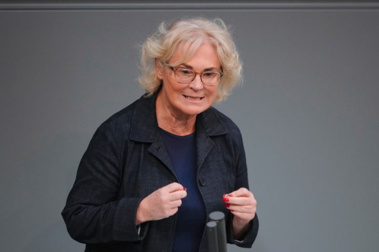 Deutschland / Verteidigungsministerin Christine Lambrecht tut sich schwer in ihrem Amt