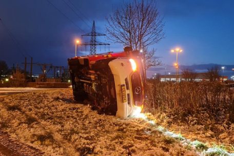 Bettemburg  / Krankenwagen kippt auf glatter Fahrbahn um