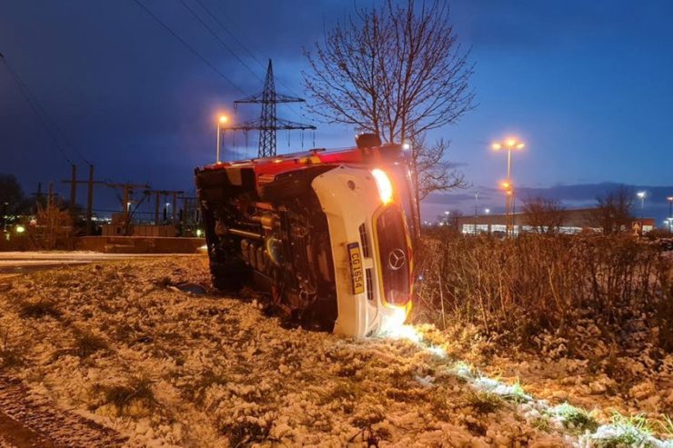 Bettemburg  / Krankenwagen kippt auf glatter Fahrbahn um