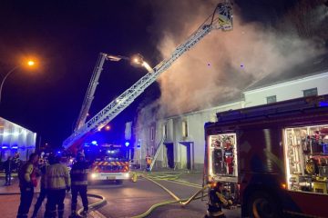 CGDIS / Scheunenbrand in Strassen: 50 Rettungskräfte im Einsatz – zwei Menschen wurden verletzt