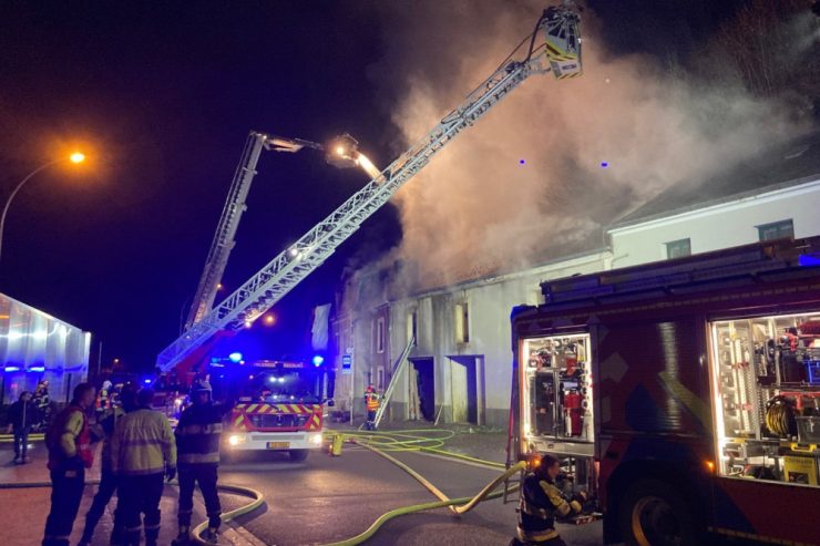 CGDIS / Scheunenbrand in Strassen: 50 Rettungskräfte im Einsatz – zwei Menschen wurden verletzt