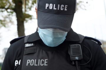 Esch / Unruhestifter widersetzt sich Polizei und stößt dabei zwei Menschen mit Auto an