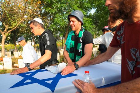 &hellip;&nbsp; bei den Israelis um die von einem pal&auml;stinensischen Attent&auml;ter get&ouml;teten Angeh&ouml;rigen und Freunde.