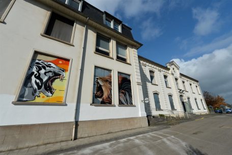 Nicht nur drinnen, auch im Außenbereich des „Bâtiment 4“ arbeiten Künstler an ihren Werken<br />