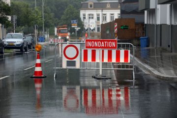 Schengen / Alkoholisierter Autofahrer missachtet Absperrung – und bleibt in Hochwasser stehen