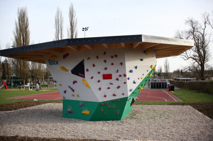 Klettern im Park / Gemeinde Mamer installiert Boulderblöcke im Freien