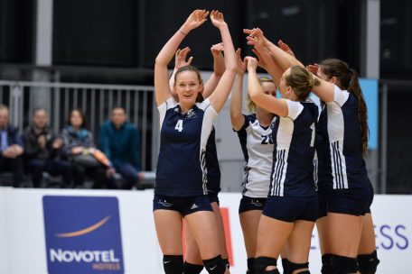 Cindy Schneider (Nummer 4) sieht ihr Team als Au&szlig;enseiter an