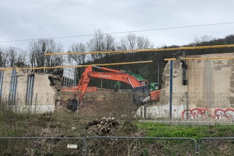 Riesige Bagger fressen sich momentan in die Aufleger der alten Brücke