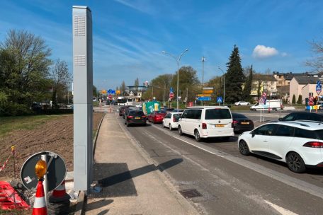 Einer der zwei Blitzer auf der Kreuzung in Hollerich, wo die A4 auf den Boulevard Pierre Dupong trifft