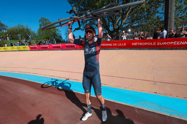 Radsport / Paris-Roubaix: Van Baarle rast im Staub zum Sieg