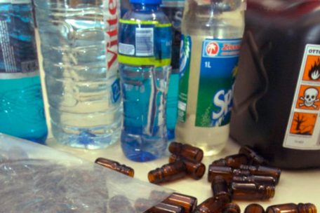 GHB ist schwer zu dosieren und hat schwerwiegende Nebenwirkungen. Auch ist die Substanz schwer zu erkennen, da sie in einfachen Flaschen transportiert werden kann.