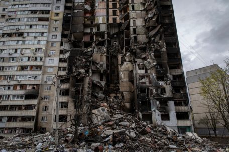 Ein Wohngeb&auml;ude steht nach einem russischen Angriff zerst&ouml;rt im Nordosten Charkiws