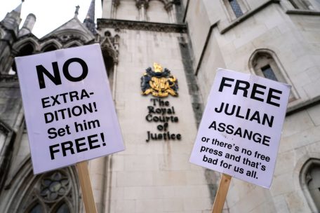 Plakate zur Unterst&uuml;tzung von Julian Assange unter anderem mit der Aufschrift &bdquo;No extradition! Set him free&ldquo; (Keine Auslieferung! Lasst ihn frei!) sind vor dem High Court in London zu sehen