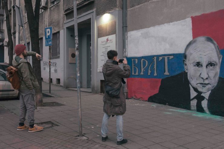 Moskau an der Donau / In Belgrad treffen russische Putin-Flüchtlinge auf serbische Putin-Fans