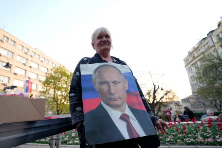 Eine Frau h&auml;lt in Belgrad ein Bild des russischen Pr&auml;sidenten Putin w&auml;hrend eines Protests gegen die serbischen Beh&ouml;rden, die f&uuml;r die Aussetzung der Mitgliedschaft Russlands im UN-Menschenrechtsrat gestimmt haben