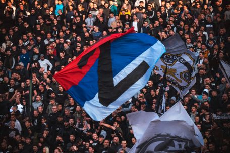 Anh&auml;nger des Belgrader Fu&szlig;ballclubs Partizan schwenken eine serbische Flagge mit aufgemaltem &bdquo;Z&ldquo;, dem Symbol der Unterst&uuml;tzung f&uuml;r Putins Krieg in der Ukraine