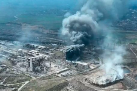 Der Screenshot aus einem Drohnenvideo zeigt den Rauch nach einer Explosion auf dem Stahlwerkgel&auml;nde in Mariupol am 19. April