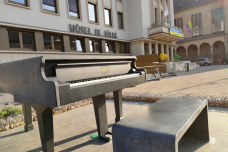 Das Klavier aus Stein, dessen Kauf im April 2021 beschlossen wurde, steht inzwischen vor dem Rathaus und wartet auf Pianisten&nbsp;
