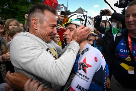 Pure Freude: Remco Evenepoel mit seinem Vater 