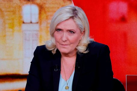 Marine Le Pen, Pr&auml;sidentschaftskandidatin der rechtsextremen Partei Rassemblement national (RN), bei einer TV-Debatte am 20. April