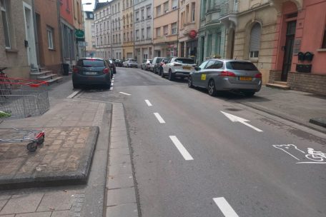 Die Ausweichroute f&uuml;r die Alzettestra&szlig;e f&uuml;hrt durch die Brillstra&szlig;e. Wenn der Radstreifen wie meistens zugeparkt ist, wird es f&uuml;r den Fahrradfahrer richtig gef&auml;hrlich, weil er im Gegenverkehr mitten auf die Einbahnstra&szlig;e ausweichen muss&nbsp;