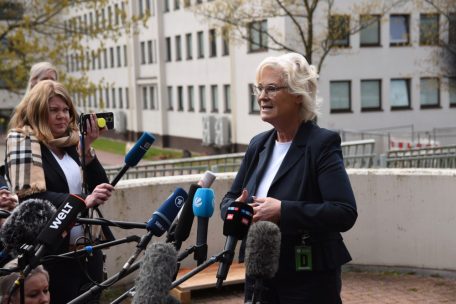 Ukraine-Krieg / Militär-Treffen in Ramstein – Deutschland sagt Ukraine Panzer zu