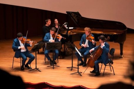 Spielfreudig: das Schumann-Quartett und Pianist Fabian Müller