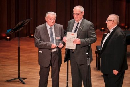 ICMA Prädident Remy Franck (r.) und Jury-Mitglied Guy Engels überreichen Pierre Cao (l.) den Preis