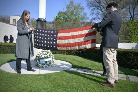 Zum Einsatz kam auch die US-Flagge, die der Familie 1949 nach dem Begr&auml;bnis von Seixas &uuml;berreicht worden war