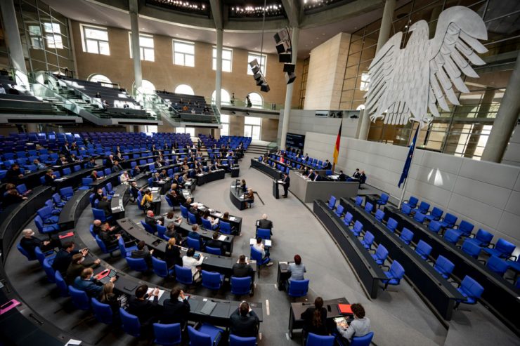 Deutschland / Der Bundestag stimmt Waffenlieferungen an die Ukraine zu