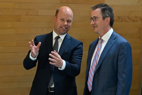 Sportlycée-Direktor Pascal Schaul (l.) im Gespräch mit COSL-Präsident André Hoffmann
