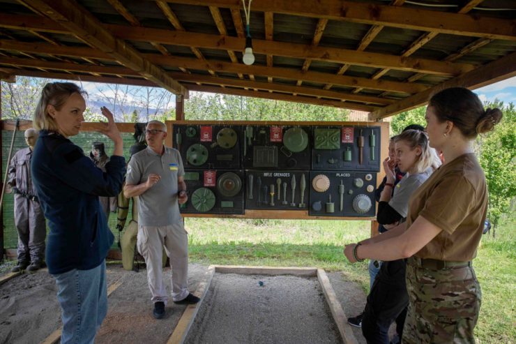 Training / Kosovo: Ukrainerinnen lernen seit Montag die Räumung von Kampfmitteln