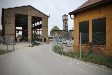 Der noch etwas unscheinbare Platz tr&auml;gt ab jetzt den Namen des eng mit D&uuml;delingen verbundenen Schauspielers und S&auml;ngers Thierry van Werveke