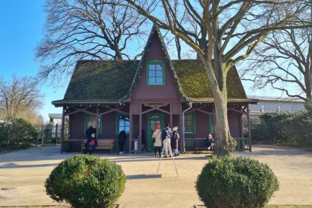 Das Honighaus im Altonaer Volkspark war einmal ein Aufenthaltsraum für die Gärtner. Heute beherbergt es eine Imkerei und es gibt Kaffee, Gebäck und Honigbier.