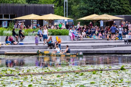 Die Willi Villa liegt direkt am Wasser im Wilhelmsburger Inselpark