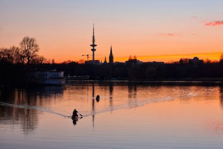 Romantische Abendstimmung an der Außenalster: Was für eine Kulisse für die Kajak-Runde