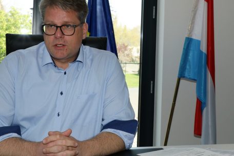 Romain Wester ist seit 2017 B&uuml;rgermeister der Fusionsgemeinde Park Hosingen und ein erfahrener Lokalpolitiker mit Mitgliedskarte bei der CSV. Bereits 1993 wird er in den Gemeinderat gew&auml;hlt und gleich Sch&ouml;ffe. Im Hauptberuf ist er Landwirt.&nbsp;