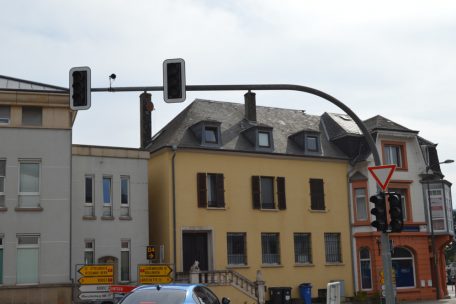 Am Ende der Merscher „Champs Elysées“ sehen die Verkehrsteilnehmer schwarz