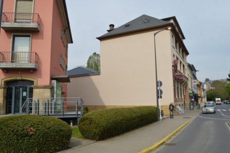 Ein geplantes, großes Bauprojekt eines Promotors am Hauptknotenpunkt im Kern der Ortschaft wird die Verkehrslage sicherlich nicht verbessern. Das Gebäude der „Banque générale“ sowie die direkten Nebengebäude sollen einem neuen Wohn- und Geschäftsgebäude weichen.