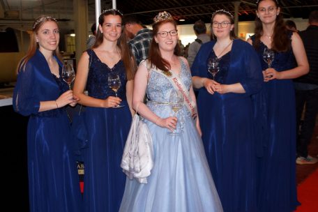 Willkommene G&auml;ste in den &bdquo;Caves du Sud&ldquo;: Rieslingk&ouml;nigin Lara Kring mit ihren charmanten Prinzessinnen