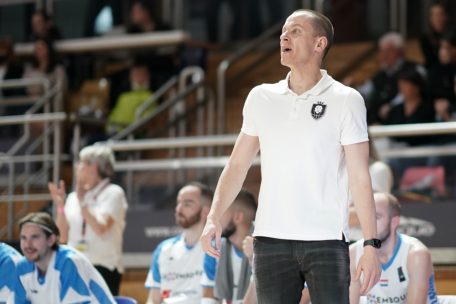 Nationaltrainer Ken Diederich sa&szlig; sowohl bereits bei Steinsel als auch bei D&uuml;delingen auf der Trainerbank