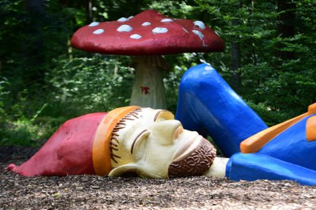 So kennt man den Giganten aus dem Bettemburger Märchenpark: Liegend und still vor sich hin dösend. Damit ist jetzt Schluss!