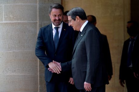 Nicos Anastasiades (l), Pr&auml;sident von Zypern, begr&uuml;&szlig;t am 5. Mai Xavier Bettel, Premierminister von Luxemburg, am Pr&auml;sidentenpalast. Im Mittelpunkt der gemeinsamen Gespr&auml;che steht Russlands Krieg in der Ukraine, sowie die Bem&uuml;hungen der Europ&auml;ischen Union, ihre Abh&auml;ngigkeit von russischem &Ouml;l und Gas zu verringern.