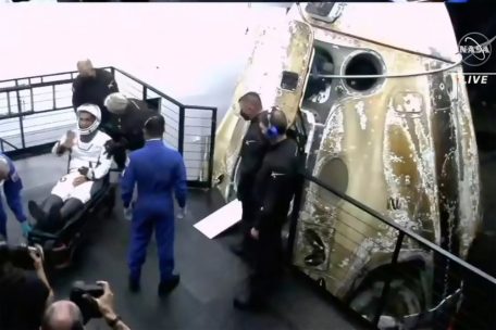 Gut &bdquo;durch&ldquo;: An der Raumkapsel sind deutlich die Folgen des Wiedereintritts zu sehen